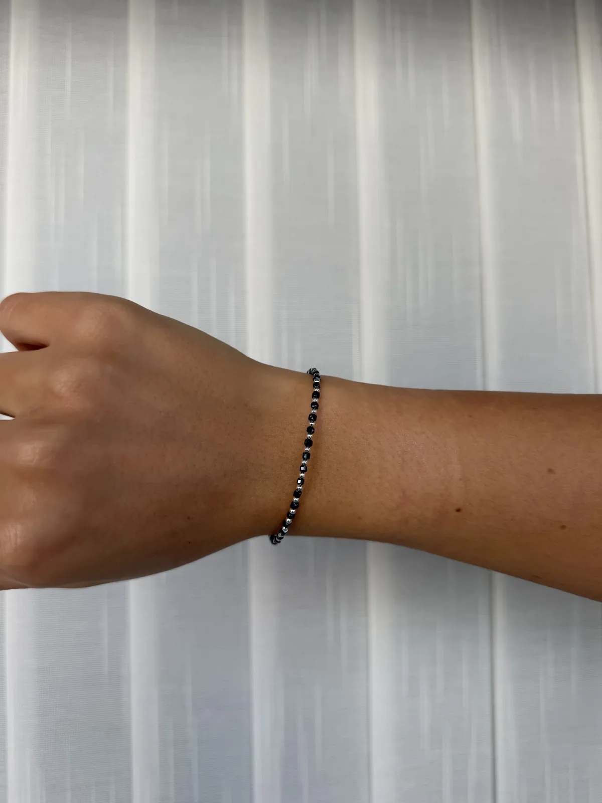 Pulsera negra y plateada