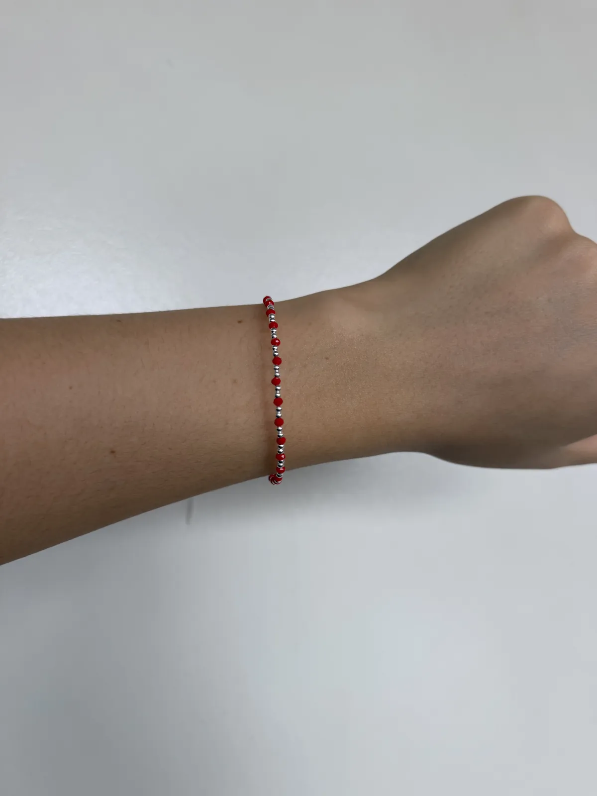 Pulsera roja y plateada