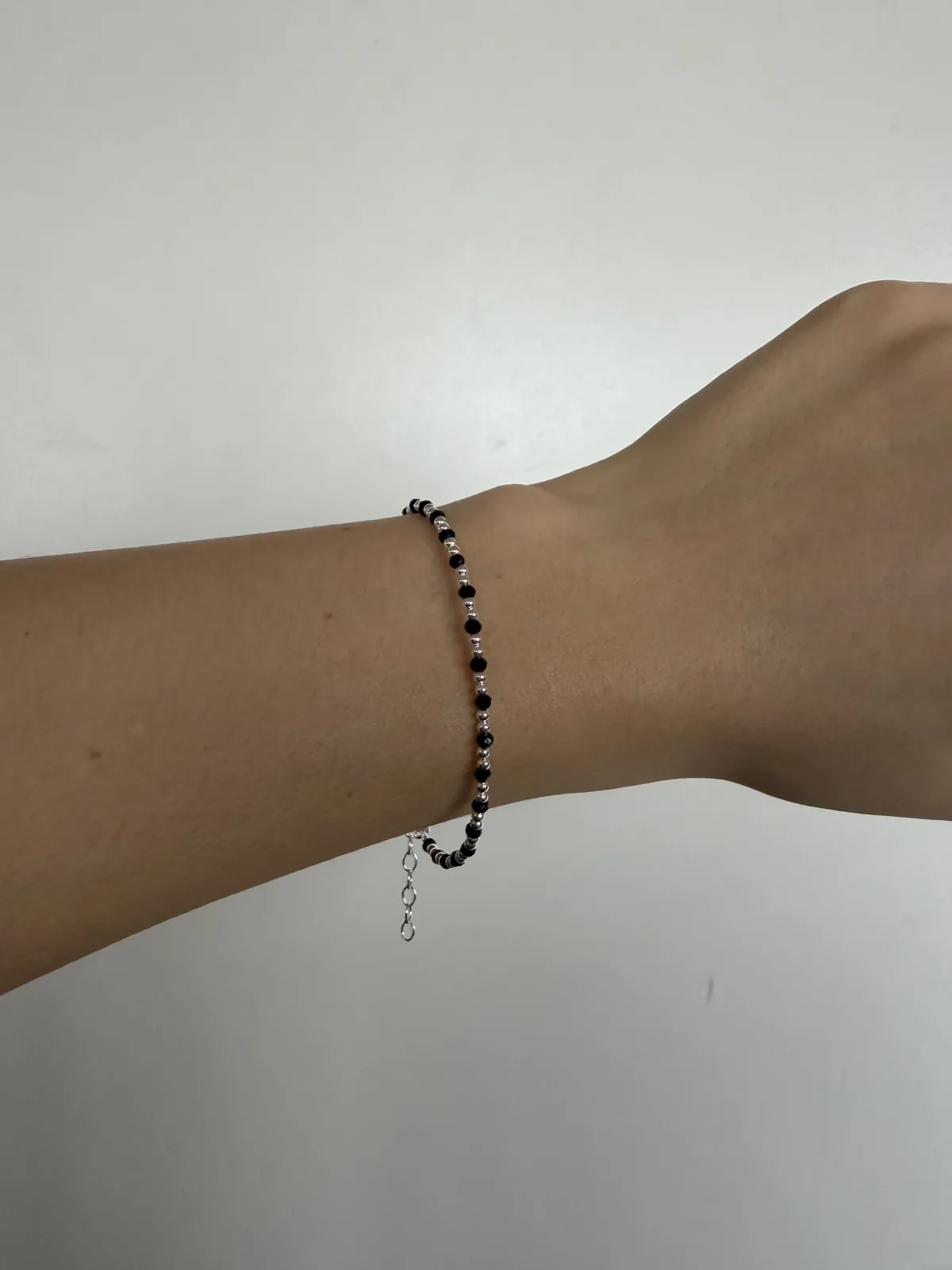 Pulsera plateada con negro